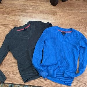 XS Tommy Hilfiger V Neck Waffle Long Sleeve Shirts (2x) Dark Grey and Blue!